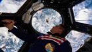 بعد 200 يوم بالفضاء.. عودة 3 رواد إلى الأرض