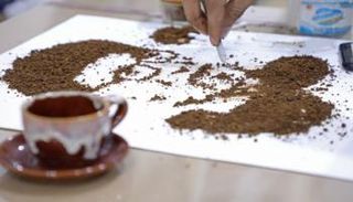 فنان عراقي يستخدم القهوة في رسم لوحاته