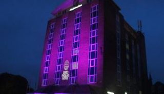 يرمز اللون الأرجواني إلى الصبغة التي تكون في إصبع الطفل الحاصل على اللقاح