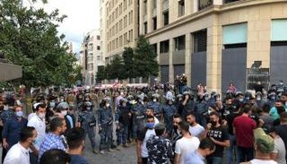 احتجاجات مؤيدة وأخرى معارضة لتكليف الحريري