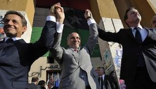 ساركوزي وكاميرون ورئيس المجلس الانتقالي عقب الإطاحة بالقذافي