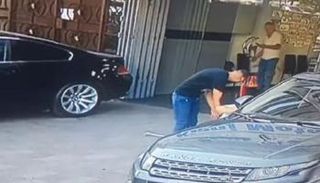 لحظة سقوط أحد المصابين بالرصاص ابتهاجا بتكليف الحريري