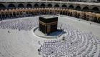 فيديو وصور.. أول صلاة جمعة في الحرم المكي منذ 7 أشهر