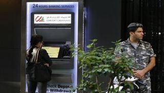 لبنانية تحاول سحب نقود من ماكينة صراف آلي