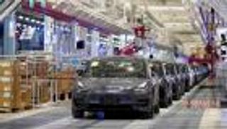 تسلا تطلق برنامجا يمنح سياراتها ميزة القيادة الذاتية