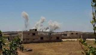 الدخان يتصاعد جراء قصف سابق في غرب سوريا