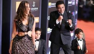 الفنان آسر ياسين مع زوجته وأطفالهما