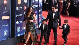 آسر ياسين رفقة عائلته