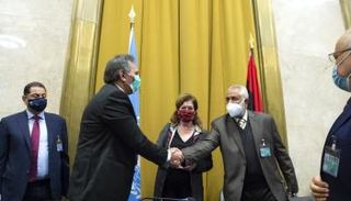 جانب من توقيع اتفاق وقف إطلاق النار في ليبيا