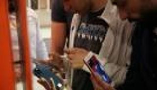 أول بلد عربي يبيع "آيفون 12".. السعر يعادل راتب موظف لـ8 سنوات