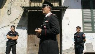 عناصر من الشرطة الإيطالية أمام منزل أحد زعماء المافيا - أ.ف.ب