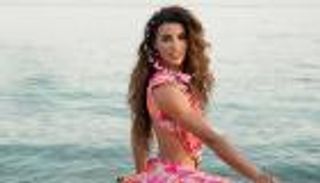 أين دينا الشربيني؟ صورة فتاة على حساب عمرو دياب تثير الحيرة