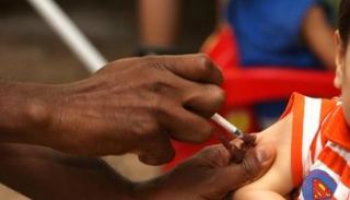 طفل يتلقى أحد اللقاحات - سي إن إن