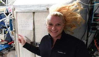 رائدة الفضاء الأمريكية، كيت روبينز  في محطة الفضاء الدولية