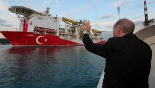 أردوغان يلوح لسفينة استكشاف تركية قبل مهمة شرق المتوسط - أرشيفية