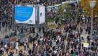 أوروبيون يتحدون تهديدات كورونا بالخروج للمتنزهات