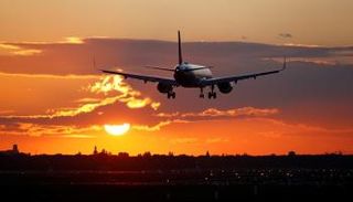 طائرة الخطوط الجوية التركية فوق مطار تيغيل بألمانيا - رويترز