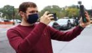 صور.. أمريكي يحتفل بشراء أول نسخة آيفون 12 بهذه الطريقة