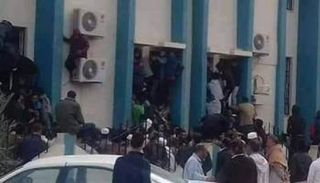 سكان الجنوب ينتظرون السيولة بأحد المصارف - أرشيفية 