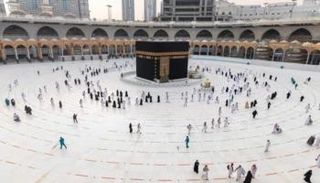 ضيوف الرحمن يؤدون مناسك العمرة