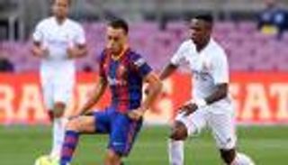 جماهير برشلونة تنتقم من حكم الكلاسيكو بملعب بيتيس