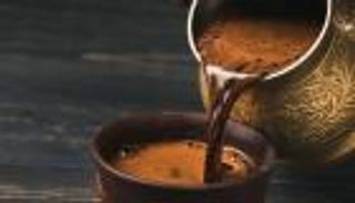 هل تسحب القهوة الماء من الجسم؟