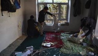 آثار التفجير الانتحاري خارج المركز التعليمي بكابول