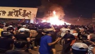 جانب من اشتعال النار في خيام المتظاهرين