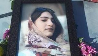 باراستو جليلي عازار (13 عاما) انتحرت لعدم امتلاكها هاتفا