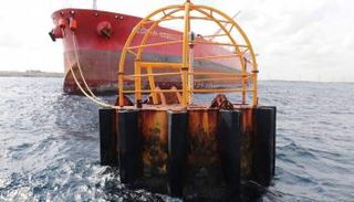 احدى ناقلات النفط في ميناء الزاوية 