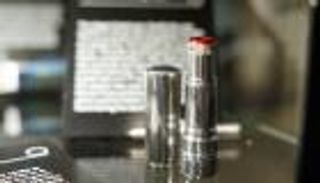 بينها مسدس "أحمر الشفاه".. قطع من الحرب الباردة للبيع في مزاد 