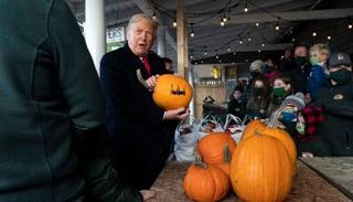 ترامب يوقع ثمار اليقطين لأنصاره بولاية مين