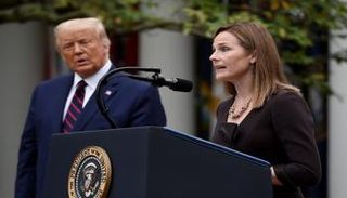 الرئيس الأمريكي والقاضية إيمي كوني باريت - أ.ف.ب 