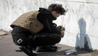 أحد المحتجين خلال تجهيزه زجاجة مولوتوف