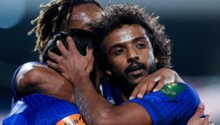 لاعبو الهلال يحتفلون بالهدف الأول أمام أبها