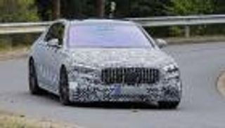 مرسيدس تفاجئ المنافسين بنسخ جديدة من أيقونتها الفارهة S