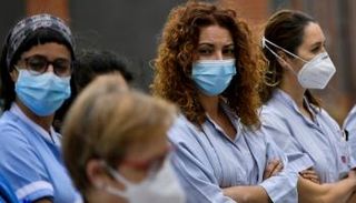 طبيبات أثناء ممارستهن المهنة خلال جائحة كورونا