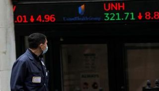 متداول يمر عبر عرض أسعار الأسهم الرقمية خارج بورصة نيويورك