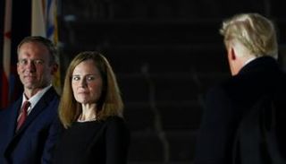 القاضية إيمي كوني باريت عقب أداء القسم في البيت الأبيض- رويترز