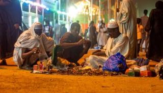 باعة في ساحة الاحتفال بذكرى المولد النبوي