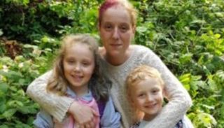 امرأة ترفض إرسال طفلَيها إلى المدرسة