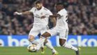 "لا تمرر له الكرة".. بنزيمة يتآمر ضد فينيسيوس داخل النفق