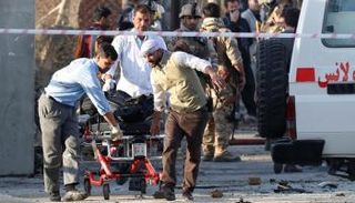 نقل جثمان إحدى ضحايا الهجمات الأخيرة في كابول - رويترز