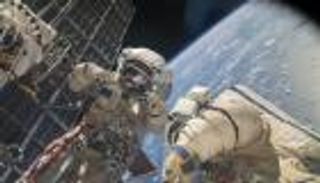 مهمة روسية في الفضاء المكشوف لفصل "بيرس"