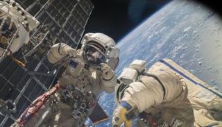 رواد فضاء يخرجون إلى الفضاء المكشوف - أرشيفية