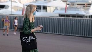 شابة ترتدي كمامة للوقاية من فيروس كورونا في مدريد