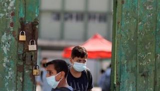 طفلان يرتديان كمامات للوقاية من فيروس كورونا