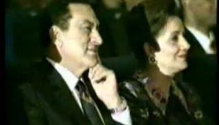 مبارك أثناء مشاهدته الأغنية إبان حكمه مصر
