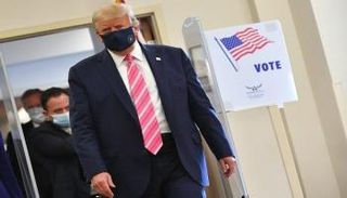 الرئيس الأمريكي خلال الإدلاء بصوته - أ.ف.ب