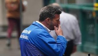  تاجر خارج بورصة نيويورك - رويترز